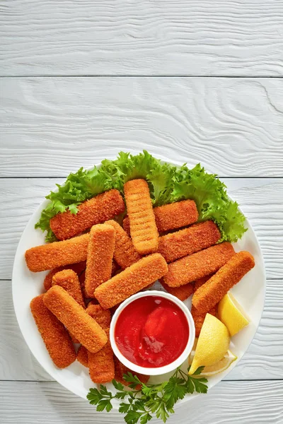 Blick Von Oben Auf Zerbröselte Fischstäbchen Mit Zitrone Salatblättern Und — Stockfoto