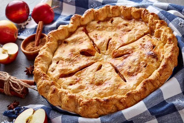 Tarta Manzana Americana Sobre Una Mesa Hormigón Con Toalla Cocina — Foto de Stock