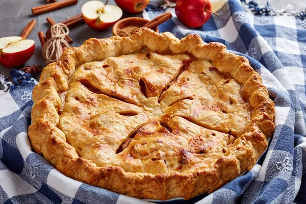 Свежеиспеченный Вкусный Классический Домашний Американский Яблочный Пирог Бетонном Столе Кухонным — стоковое фото
