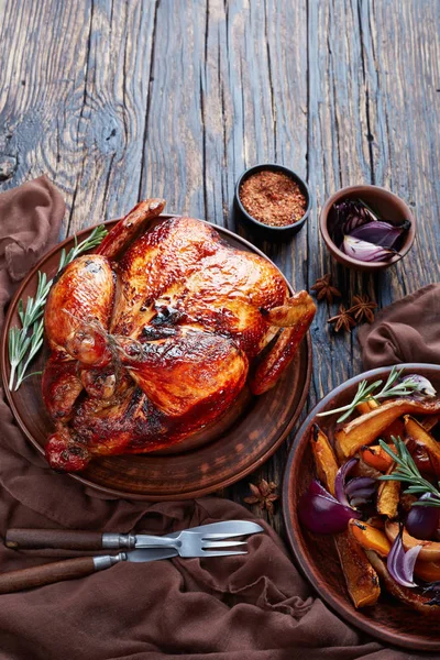 Pollo Asado Entero Con Piel Crujiente Marrón Dorado Servido Plato — Foto de Stock