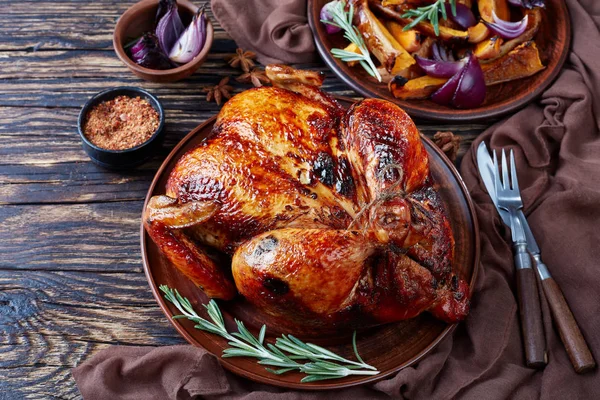 Pollo Asado Entero Con Piel Crujiente Marrón Dorado Servido Plato — Foto de Stock