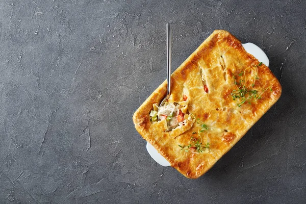 Tarte Poulet Maison Avec Petits Pois Céleri Carottes Dans Plat — Photo