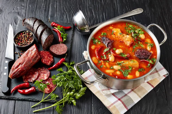 Guisado Feijão Com Chouriço Bacon Salsichas Sangue Uma Caçarola Metal — Fotografia de Stock