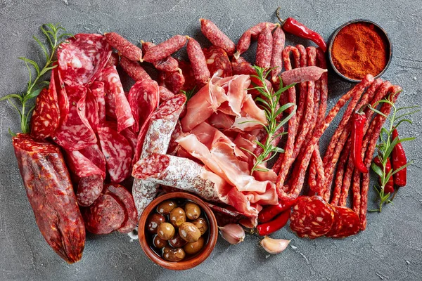 Um conjunto de salsichas espanholas e carne — Fotografia de Stock