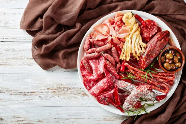 Um conjunto de salsichas e carne seca curada — Fotografia de Stock