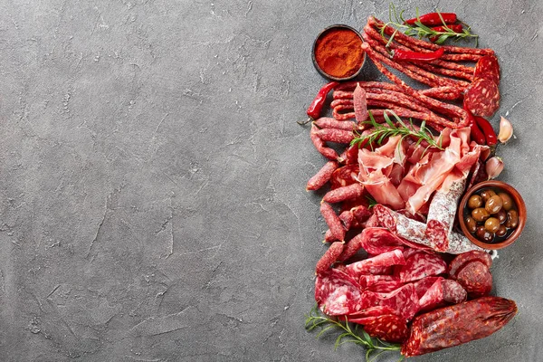 Um conjunto de salsichas espanholas e carne — Fotografia de Stock