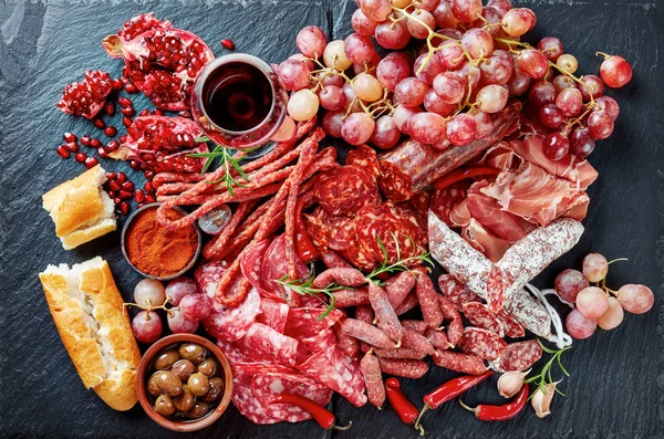 Charcuterie ile taş kesme tahtası — Stok fotoğraf