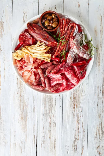Jogo de aperitivo de carne em uma travessa — Fotografia de Stock