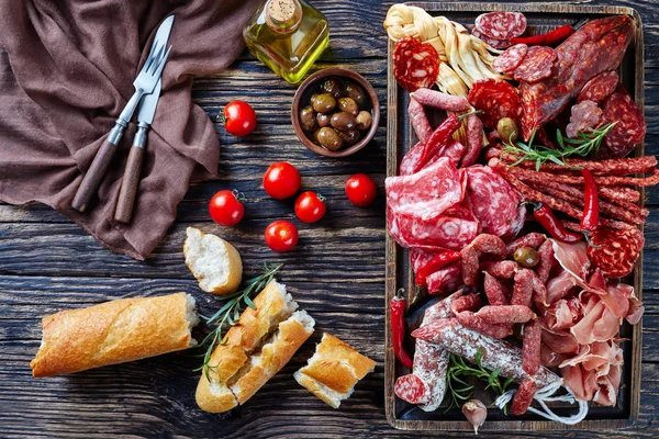 Conjunto de aperitivo de carne espanhola, vista superior — Fotografia de Stock
