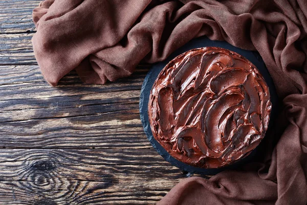 Chokladkaka Skiktad Med Aprikos Sylt Och Toppad Med Chokladganache Svart — Stockfoto