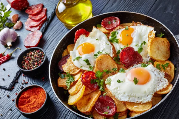 Närbild Traditionella Spanska Huevos Rotos Stekta Ägg Med Potatis Fläsk — Stockfoto