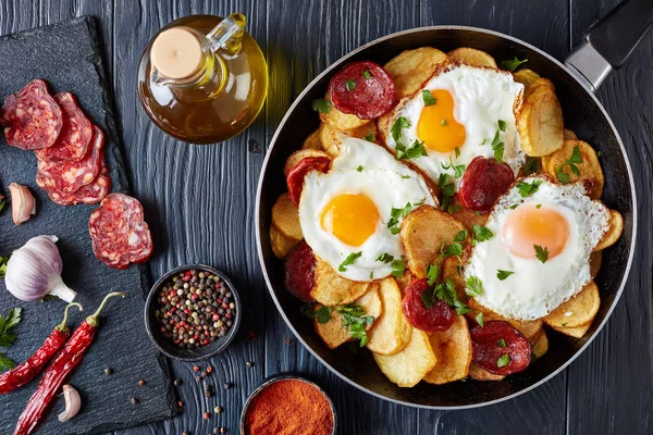 Traditionele Spaanse Huevos Rotos Gebakken Eieren Met Aardappelen Varkensvlees Worst — Stockfoto