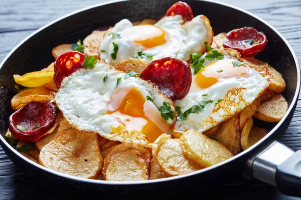 Heerlijke Gebakken Sunny Side Eieren Met Aardappelen Dun Gesneden Varkensvlees — Stockfoto