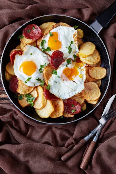 Lekmanna Spansk Frukost Med Stekt Solsidan Upp Äggen Med Krispiga — Stockfoto