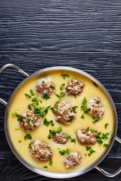 Kiadós Görög Meatball Leves Giouvarlakia Youvarlakia Tojás Citrom Mártás Fém — Stock Fotó