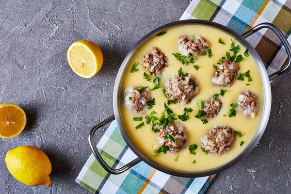 Kiadós Görög Meatball Leves Giouvarlakia Youvarlakia Tojás Citrom Mártásban Fém — Stock Fotó