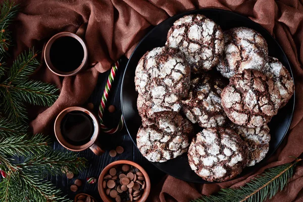 Μεγέθυνση Της Σοκολάτας Τσαλακώστε Χριστουγεννιάτικα Μπισκότα Μαύρη Πλάκα Ένα Μαύρο — Φωτογραφία Αρχείου