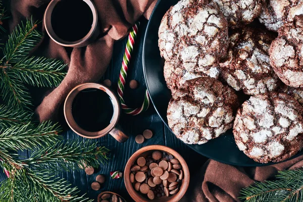 Μεγέθυνση Της Σοκολάτας Τσαλακώστε Χριστουγεννιάτικα Μπισκότα Ένα Πιάτο Ένα Μαύρο — Φωτογραφία Αρχείου