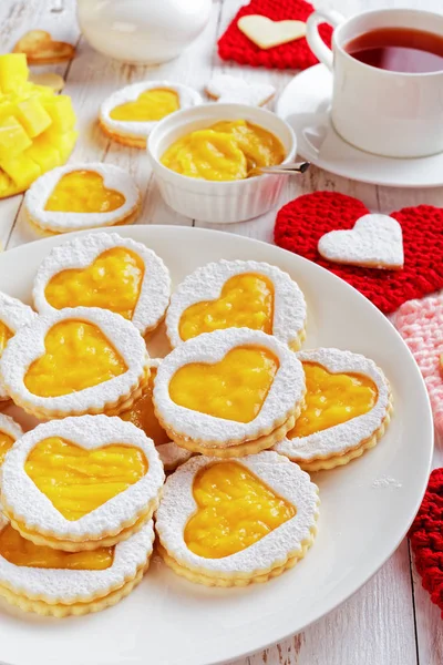 Linzerplätzchen Mit Mango Marmelade Auf Einem Weißen Teller Auf Einem — Stockfoto