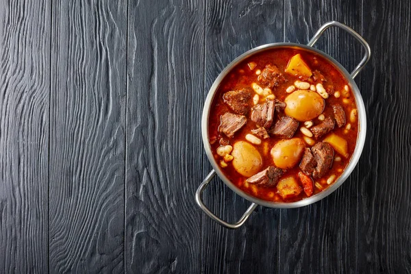 전통적인 유태인 Cholent Hamin 안식일 식사에 테이블 위에서 공간에 달걀과 — 스톡 사진