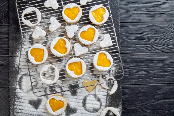 Печенье Форме Сердца Органическим Джемом Манго Посыпанное Сахарной Пудрой Вешалку — стоковое фото