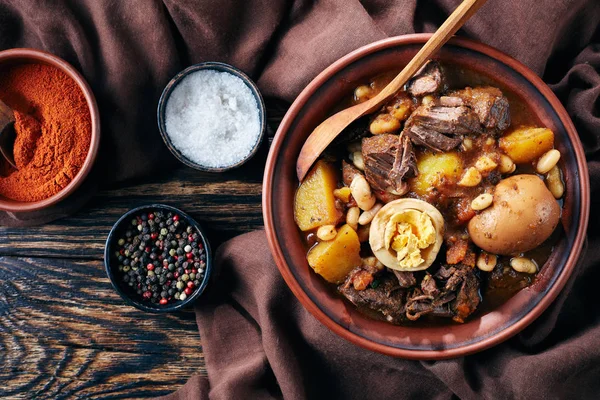 Jewish Cholent Hamin in a clay bowl — Stock Photo, Image