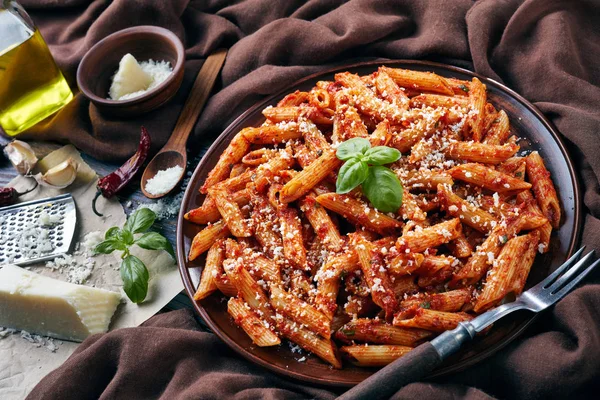 Delicioso Penne Arrabiata Plato Barro Con Albahaca Fresca Queso Pecorino —  Fotos de Stock