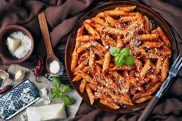 Delicioso Penne Arrabiata Plato Barro Con Albahaca Fresca Queso Pecorino — Foto de Stock