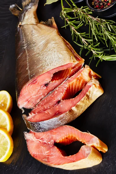 Geräucherter Wildlachs Steaks Mit Frischem Rosmarinsalz Und Pfefferkorn Auf Schwarzem — Stockfoto