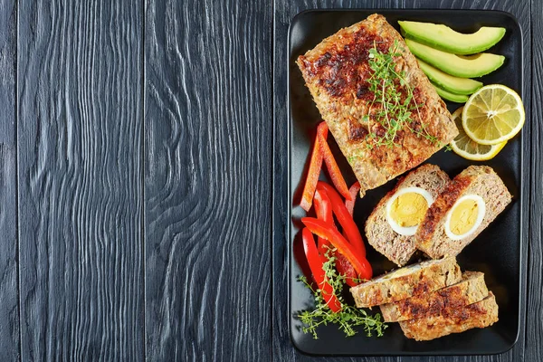 Pain Viande Aux Œufs Durs Servi Avec Poivron Rouge Des — Photo