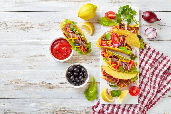 Tacos Roasted Beef Lettuce Red Onion Rings Tomato Olives Shredded — Stock Photo, Image