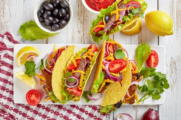Tacos Mit Gebratenem Rindfleisch Salat Roten Zwiebelringen Tomaten Oliven Und — Stockfoto