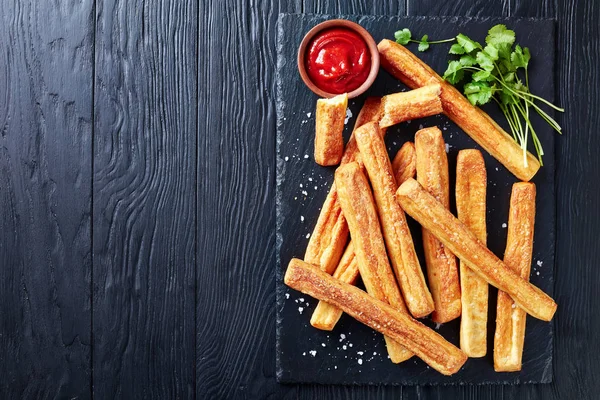 Käsestrohhalme Käsespieße Auf Schneidebrett Mit Tomatensauce Auf Schwarzem Holztisch Blick — Stockfoto