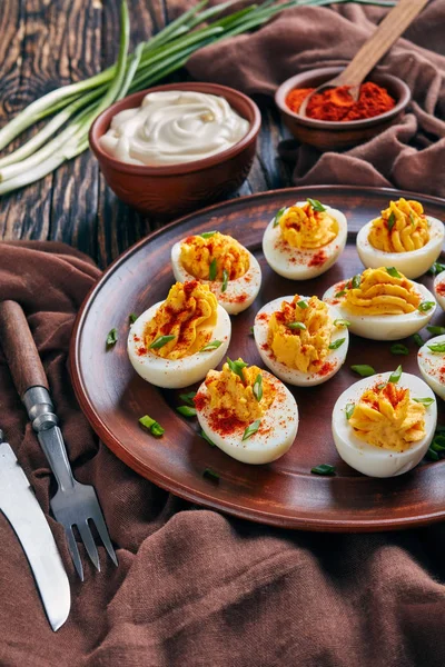 Deviled Tojás Meghintjük Őrölt Erős Paprika Apróra Vágott Zöld Hagyma — Stock Fotó