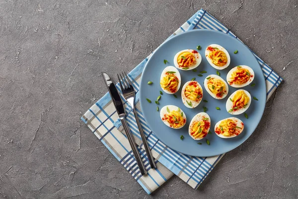 Deviled Tojás Meghintjük Őrölt Erős Paprika Apróra Vágott Zöld Hagyma — Stock Fotó