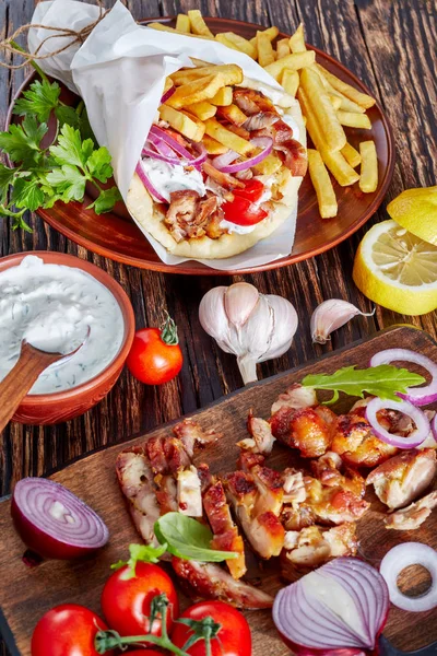 Greckie Souvlaki Pita Gyros Mięso Kurczaka Warzywa Frytki Sosem Czosnkowym — Zdjęcie stockowe