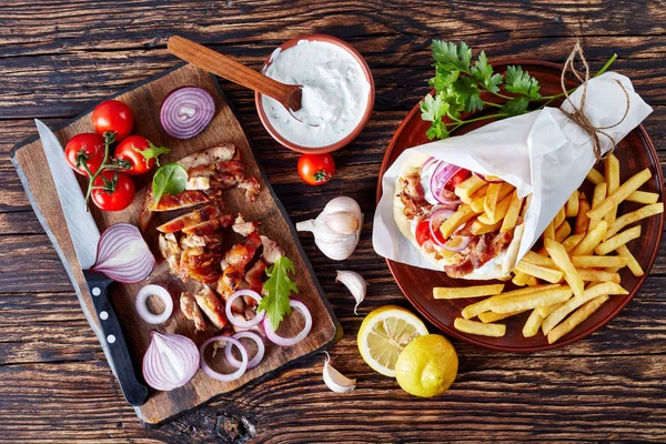 Grekisk Souvlaki Pita Wrap Med Grillad Rakad Gyron Kött Grönsaker — Stockfoto