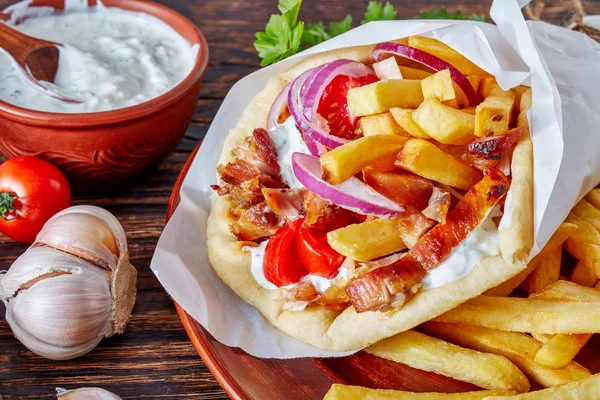 Primer Plano Souvlaki Griego Pita Gyros Con Carne Pollo Verduras —  Fotos de Stock