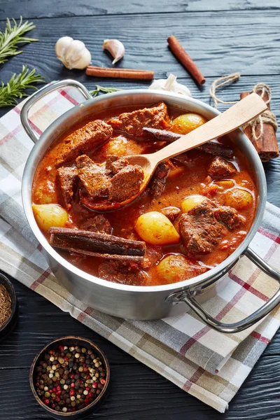 Fűszeres Stifado Hagyma Izzó Fahéj Fűszerek Fém Roston Fekete Fából — Stock Fotó