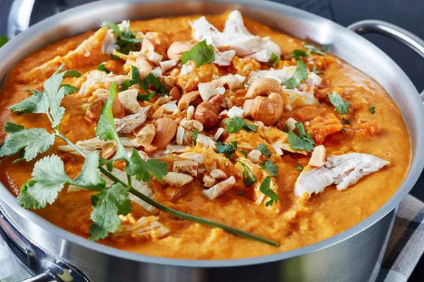 Närbild Rejäl Kryddig Mulligatawny Soppa Med Kycklingkött Beströs Med Stekt — Stockfoto