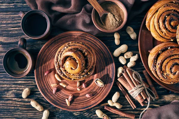 Pães Canela Recém Assados Com Amendoim Uma Placa Barro Com — Fotografia de Stock