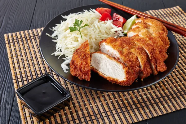 Tonkatsu Panko Rántott Tálalva Friss Aprított Káposzta Saláta Paradicsom Lime — Stock Fotó