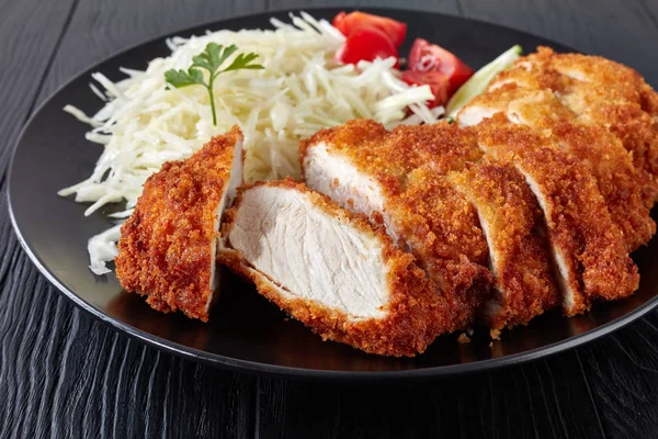 Tonkatsu Panko Παναρισμένο Τσιγαρισμένοι Χοιρινό Κοτολέτα Σερβίρεται Φρέσκο Τεμαχισμένο Λάχανο — Φωτογραφία Αρχείου