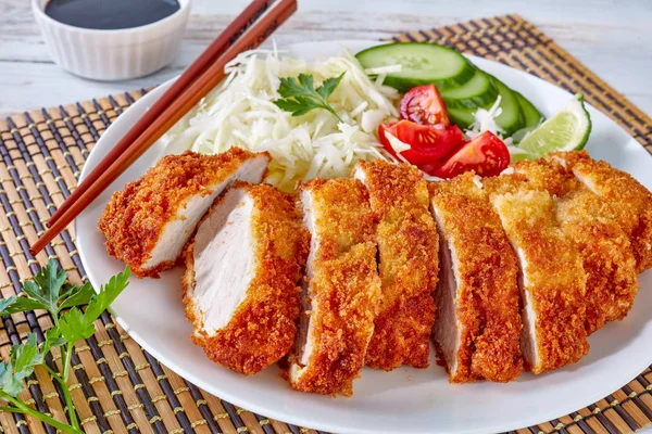 Gros Plan Tonkatsu Escalope Porc Panko Panko Frite Servie Avec — Photo