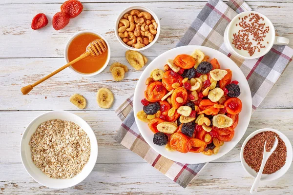 Schüssel Mit Trockenfrüchten Und Nüssen Bananenscheiben Aprikosen Rosinen Pflaumen Kirschen — Stockfoto