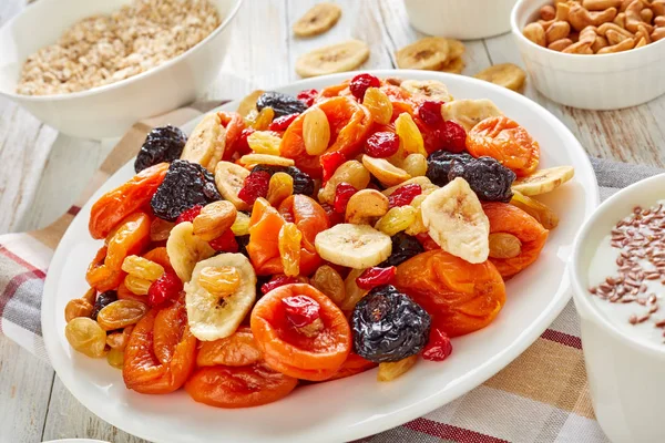 Schüssel Mit Trockenfrüchten Und Nüssen Bananenscheiben Aprikosen Rosinen Pflaumen Kirschen — Stockfoto