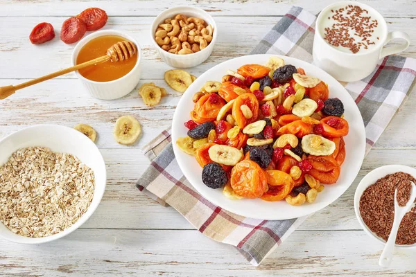 Schüssel Mit Trockenfrüchten Und Nüssen Bananenscheiben Aprikosen Rosinen Pflaumen Kirschen — Stockfoto