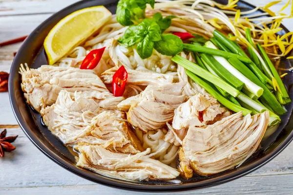 Primer Plano Sopa Vietnamita Pho Con Pechuga Pollo Fideos Arroz — Foto de Stock