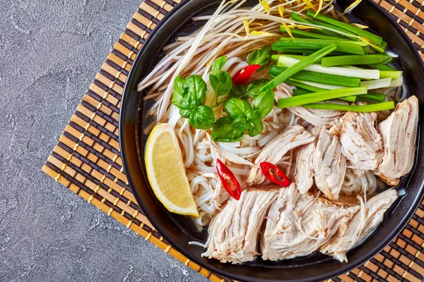 Bovenaanzicht Van Vietnamese Soep Pho Met Kip Rijstnoedels Tauge Verse — Stockfoto