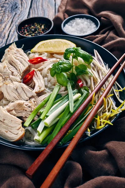 Soupe Vietnamienne Pho Poulet Nouilles Riz Germes Haricots Herbes Fraîches — Photo